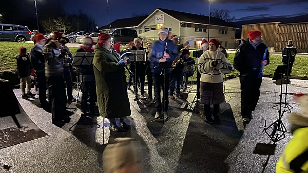 Tenning av julegrana på Lye